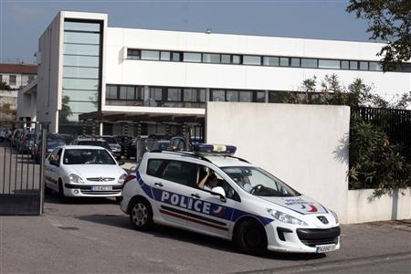 Une voiture de police quitte la Brigade anti criminel (Bac) &agrave; la station de police de districts du Nord &agrave; Marseille, Octobre 5, 2012.  REUTERS-Stringer