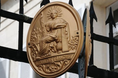 Les notaires, tous les cinq appartenant ou ayant appartenu &agrave; la m&ecirc;me &eacute;tude, ont &eacute;t&eacute; envoy&eacute;s devant le tribunal.