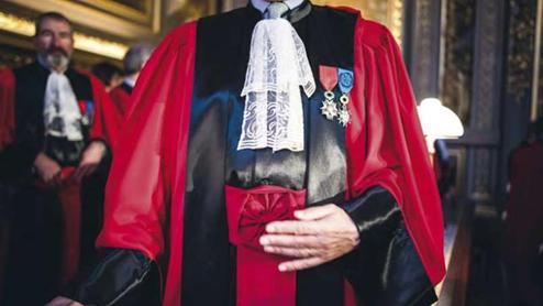 Un soup&ccedil;on de conflits d'int&eacute;r&ecirc;ts qui aurait d&ucirc; l&eacute;gitimement amener les trois magistrats &agrave; se d&eacute;porter d'une affaire dans laquelle ils &eacute;taient partie prenante.